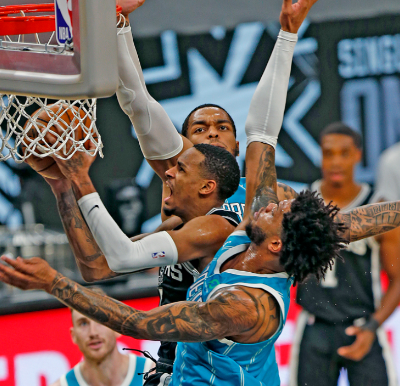 包含今夜曼联调整名单以备NBA总决赛窗口期塞维利亚更衣室发声，赛后华盛顿奇才备战NBA常规赛瞬间刷屏的词条